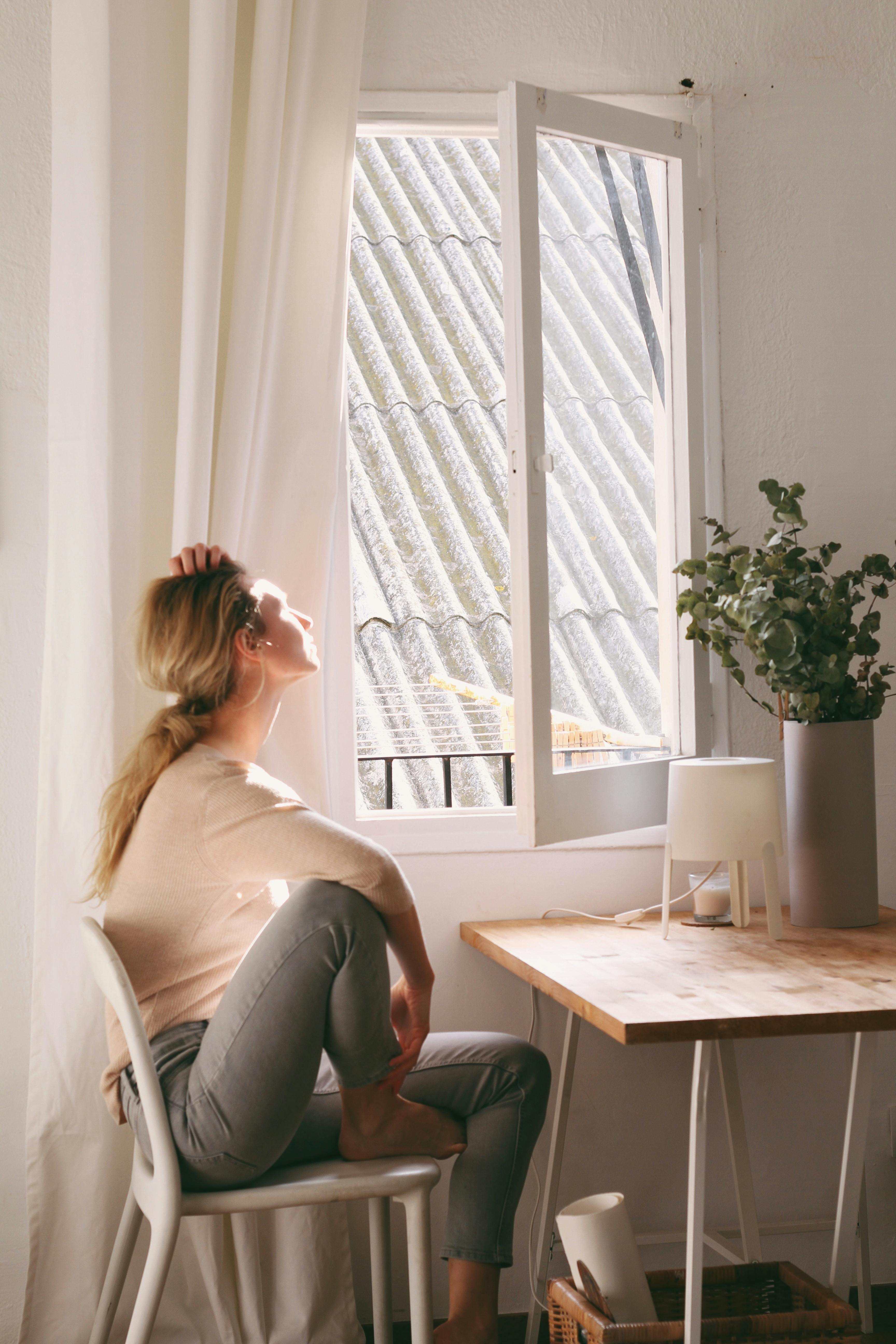 Vrouw voor raam